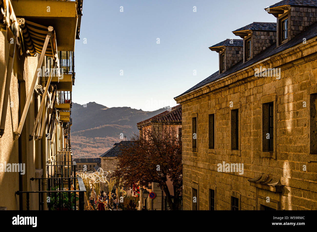 Ansicht der alten Gebäude auf einen Urlaub in der Stadt von El Escorial. Madrid Spanien Stockfoto