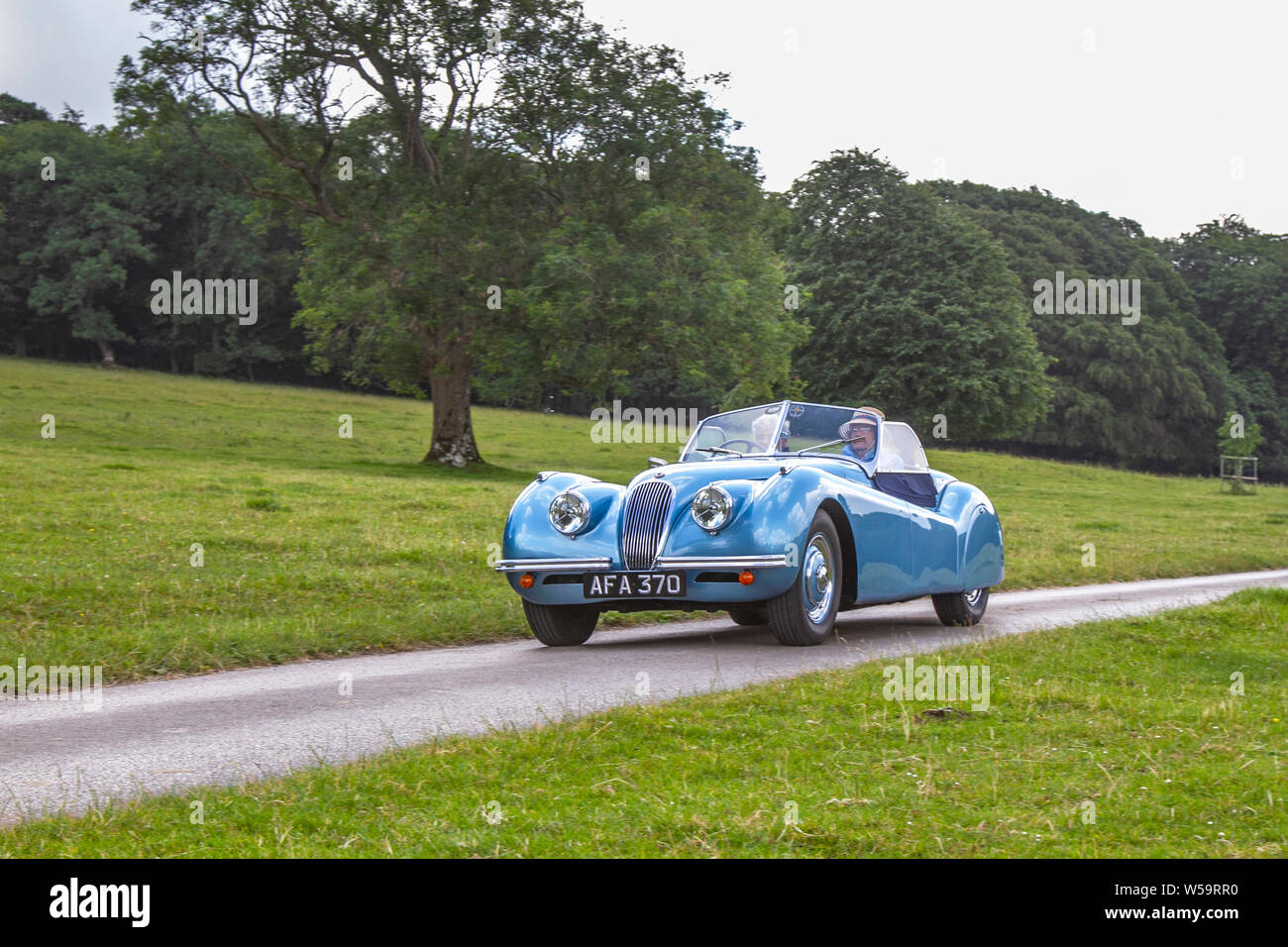 1951 50s Blauer Jaguar XK; bei der Oldtimer-Rallye am Sonntag, 7th. Juli 2019. Mark Woodwards Oldtimer-Show im Hochsommer reiste nach Carnforth, um auf der diesjährigen Leighton Hall Transport Show weitere Klassiker, historics, Oldtimer-Motoren und historische Sammlerstücke zu präsentieren. Eine Gelegenheit, mehr als 500 Oldtimer vergangener Zeiten bei einer der umfangreichsten und vielfältigsten Shows des Sommer-Oldtimer-Events zu sehen. Stockfoto