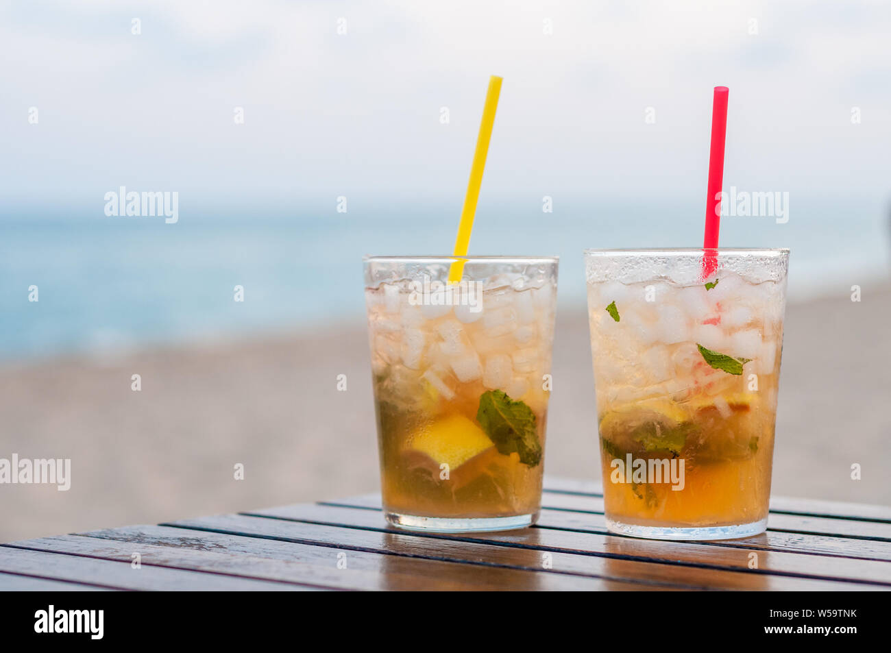Kalte Mojito Cocktail auf einem holztisch am Strand Stockfoto
