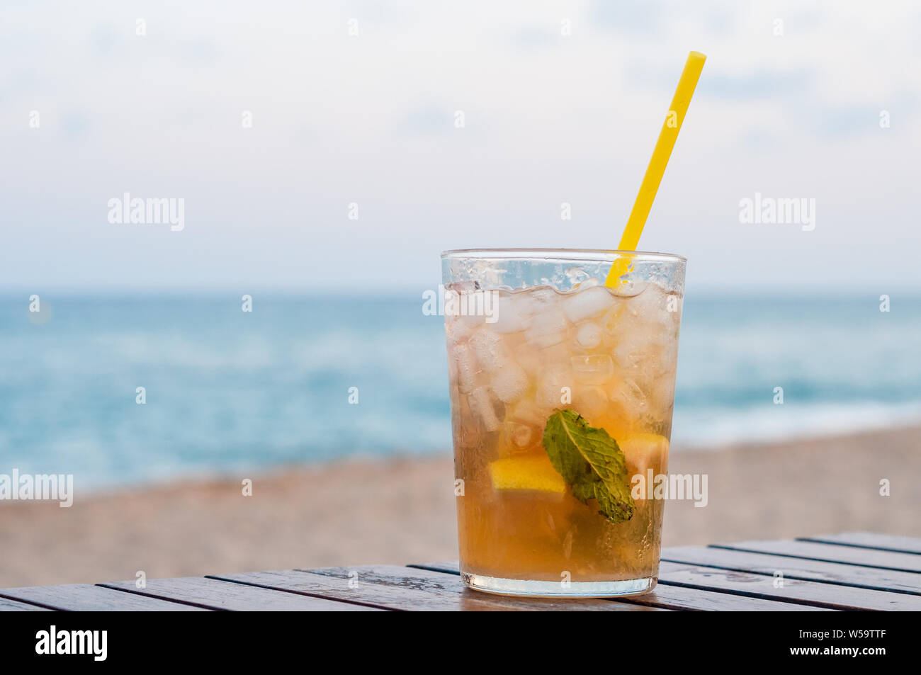 Kalte Mojito Cocktail auf einem holztisch am Strand Stockfoto