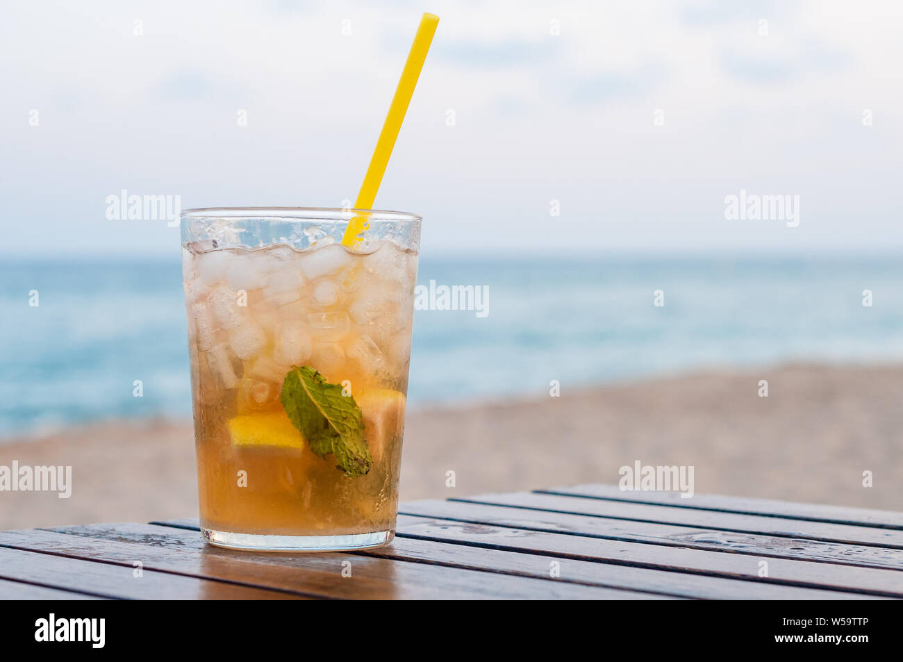 Kalte Mojito Cocktail auf einem holztisch am Strand Stockfoto
