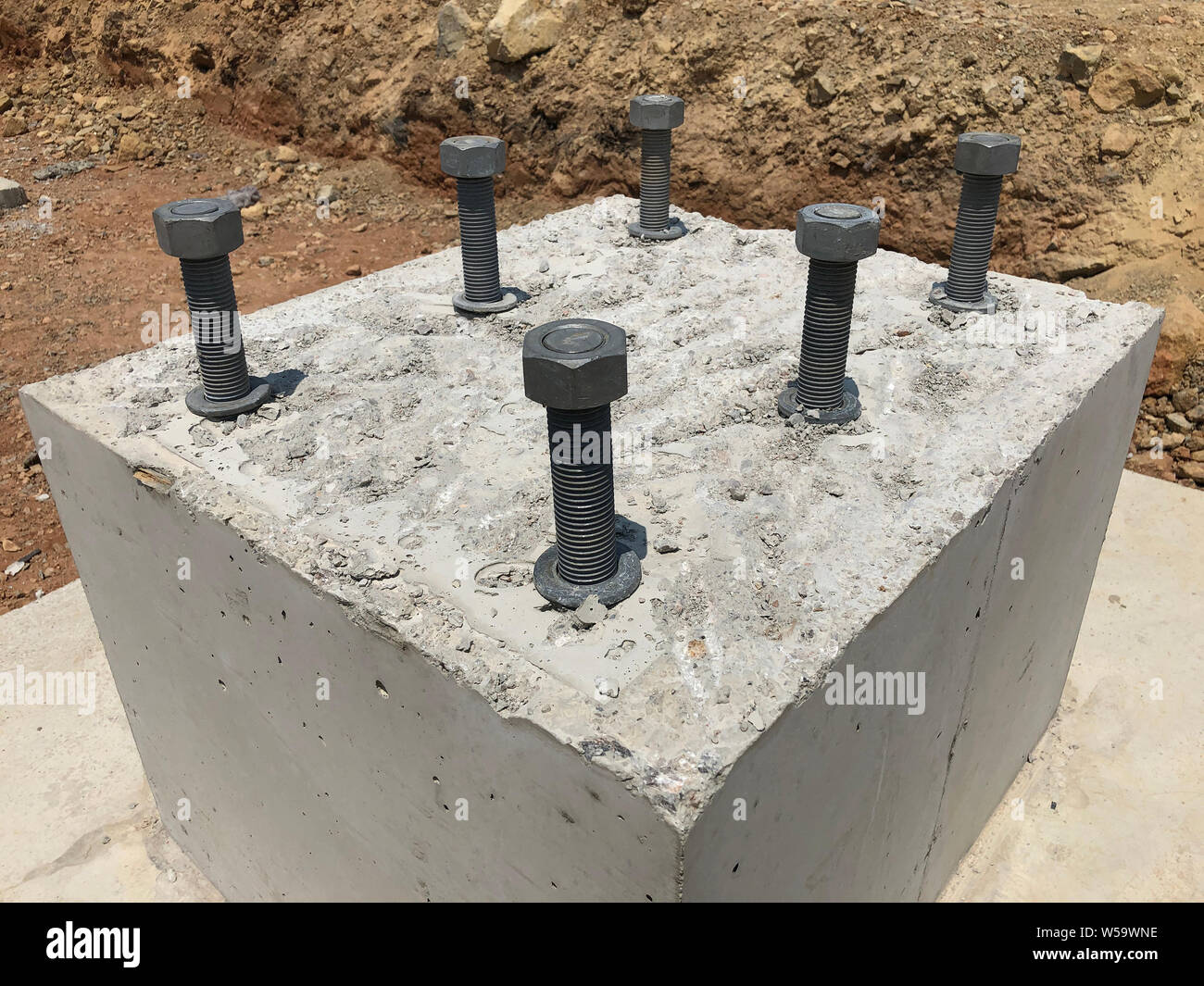 Stahlbeton Fundament mit Metall Anker Schrauben für die Montage von Metall  Säulen gestaltet. Gründung der Lager für den Bau sitzen Stockfotografie -  Alamy