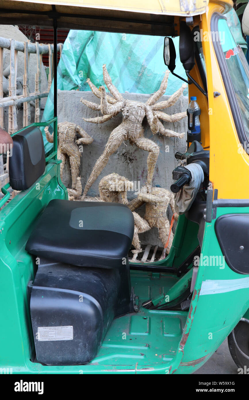 Ton Idol der hinduistischen Göttin Durga, unter Vorbereitung für Bengalen der Durga Puja festival Kumartuli in Kalkutta. Street Fotografie in Kolkata Stockfoto