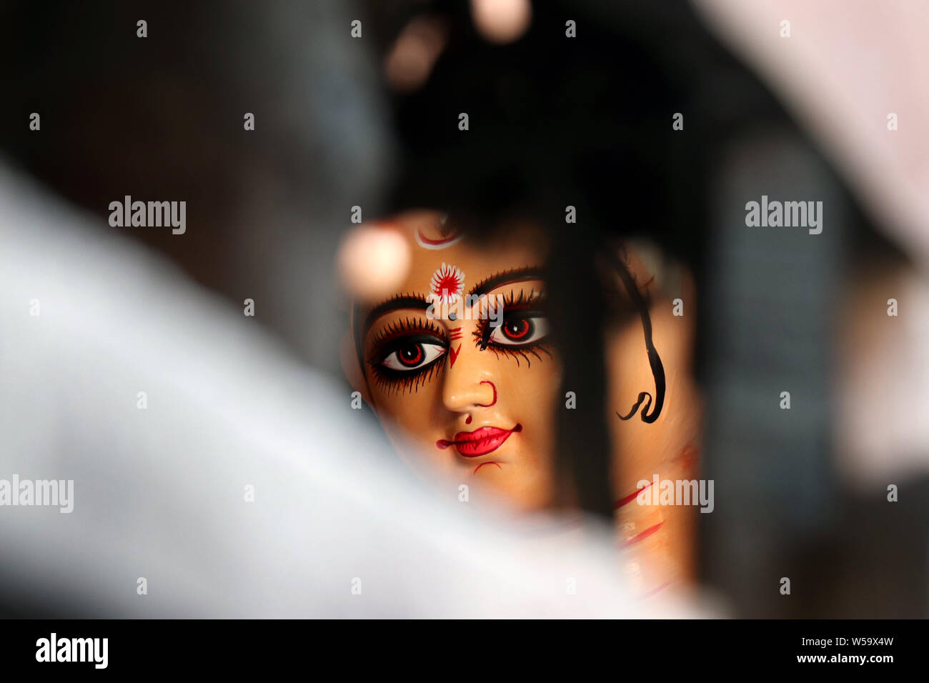 Ton Idol der hinduistischen Göttin Durga unter Vorbereitung für Bengalen der Durga Puja festival Kumartuli in Kalkutta. Auge von Devi Durga. Konzeptuelle Fotografie Stockfoto