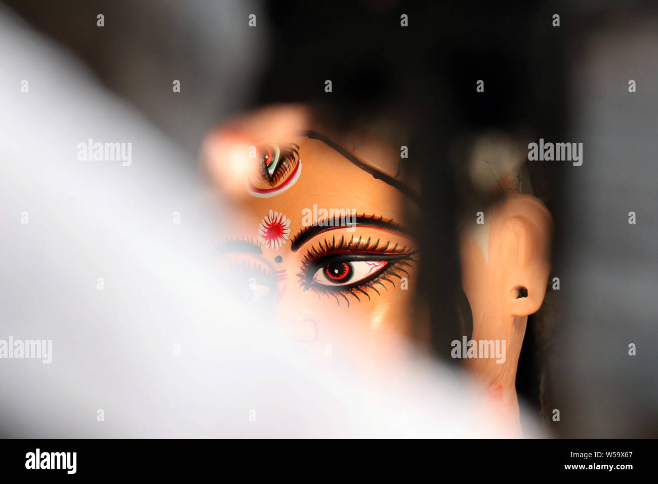 Ton Idol der hinduistischen Göttin Durga unter Vorbereitung für Bengalen der Durga Puja festival Kumartuli in Kalkutta. Auge von Devi Durga. Konzeptuelle Fotografie Stockfoto