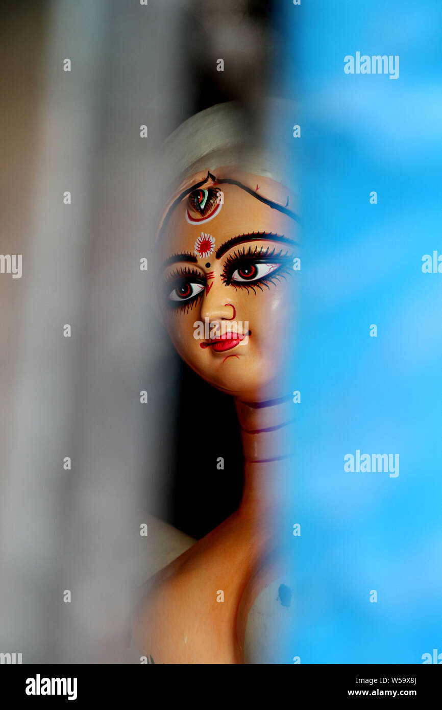 Ton Idol der hinduistischen Göttin Durga unter Vorbereitung für Bengalen der Durga Puja festival Kumartuli in Kalkutta. Auge von Devi Durga. Konzeptuelle Fotografie Stockfoto