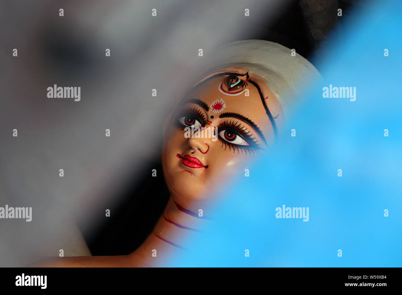 Ton Idol der hinduistischen Göttin Durga unter Vorbereitung für Bengalen der Durga Puja festival Kumartuli in Kalkutta. Auge von Devi Durga. Konzeptuelle Fotografie Stockfoto