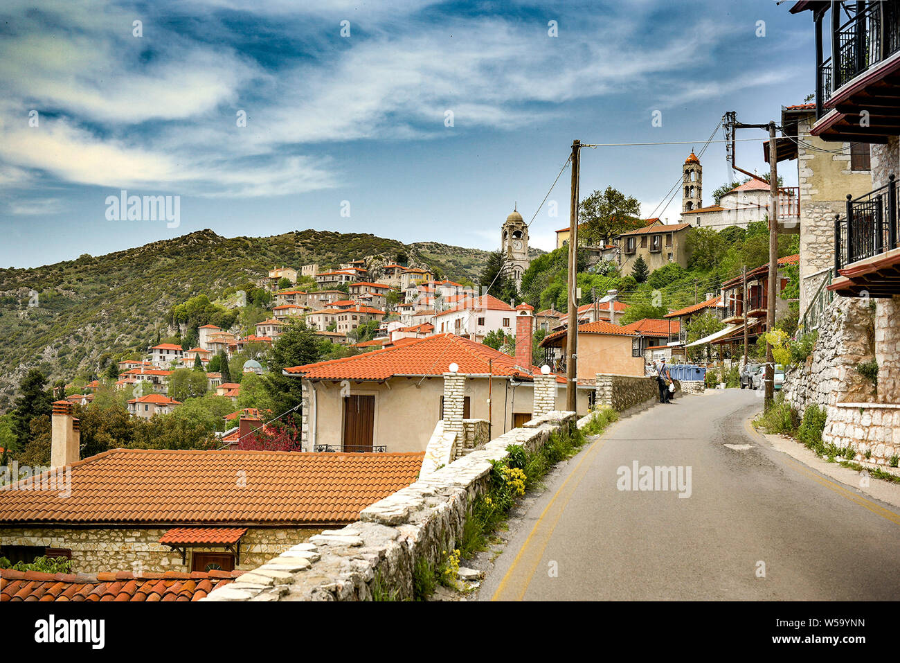 Die Hauptstraße und Blick auf Dimitsana Dorf. in Peloponnes, Griechenland Stockfoto