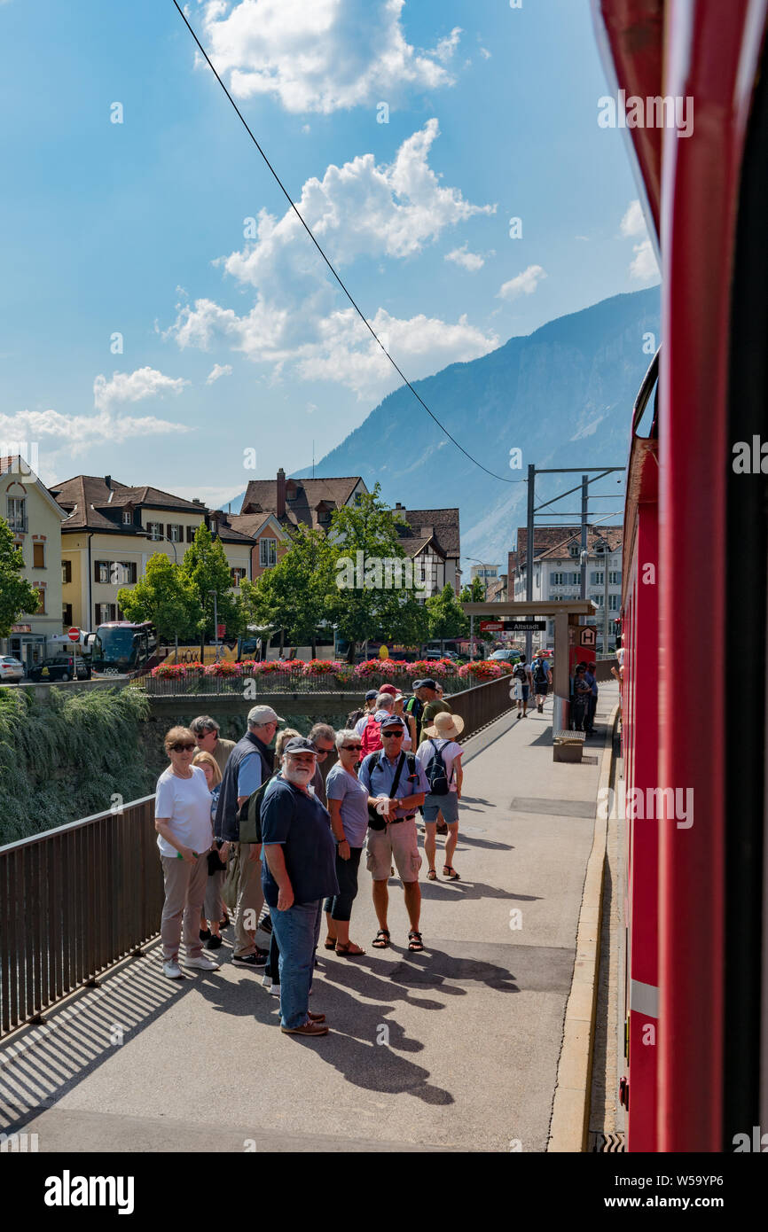 Chur, GR/Schweiz - 24. Juli, 2019: rot Rhatian Bahn Haltestellen in Chur, Fahrgäste entlang der malerischen Chur-Arosa Linie aus Stockfoto