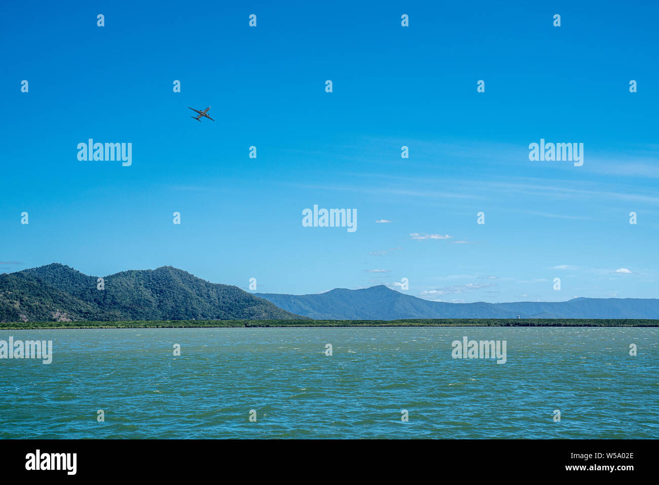 Jet Airliner klettern über das Wasser nach dem Ausschalten am Flughafen Cairns, Australien Stockfoto