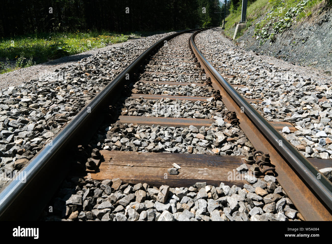 Eine Schmalspurbahn track und Rock bed Nahaufnahme in den Schweizer Alpen Stockfoto