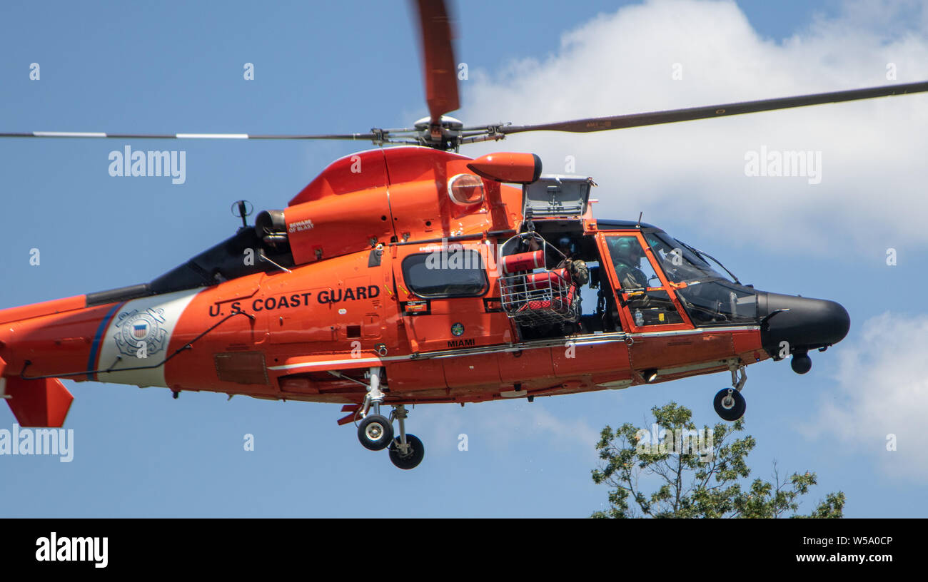 GLEN JEAN, W. Virginia. - United States Coast Guard service Mitglieder von uscg Air Station Detroit, MI Bereitstellen einer Rettung Korb aus ihren MH 65 Dolphin Hubschrauber bei der Suche und Rettung Demonstration an Goodrich See während der World Scout Jamboree im Glen Jean, WV, 24. Juli 2019. Air Station Detroit ist verantwortlich für die Küstenlinie von Saginaw Bay, MI zu den St. Lawrence Seaway. (U.S. Army National Guard Foto von Spc Brianna Lawrence) Stockfoto