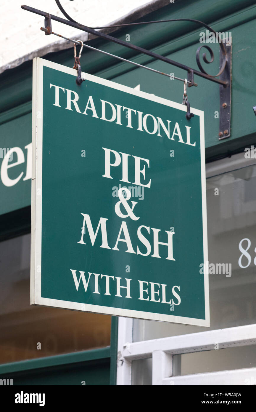 Zeichen für traditionelle Torte und Brei mit Aale in London. Stockfoto