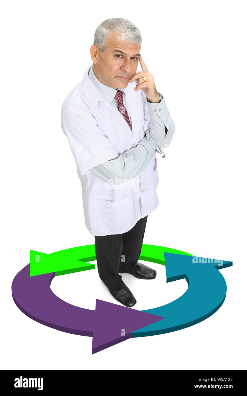 Hochwinkelige Ansicht eines männlichen Arztes, der in einem Pfeilkreis steht Stockfoto