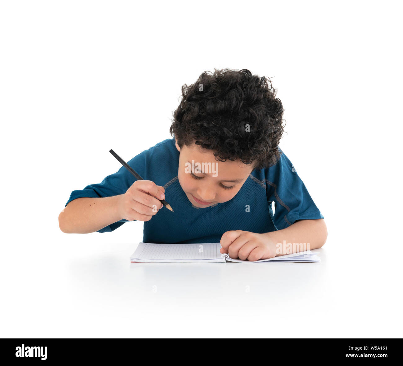 Porträt der Jungen studieren und Tun, zu Hause arbeiten, Schreiben mit Bleistift, Studio Shot, isoliert auf weißem Hintergrund Stockfoto