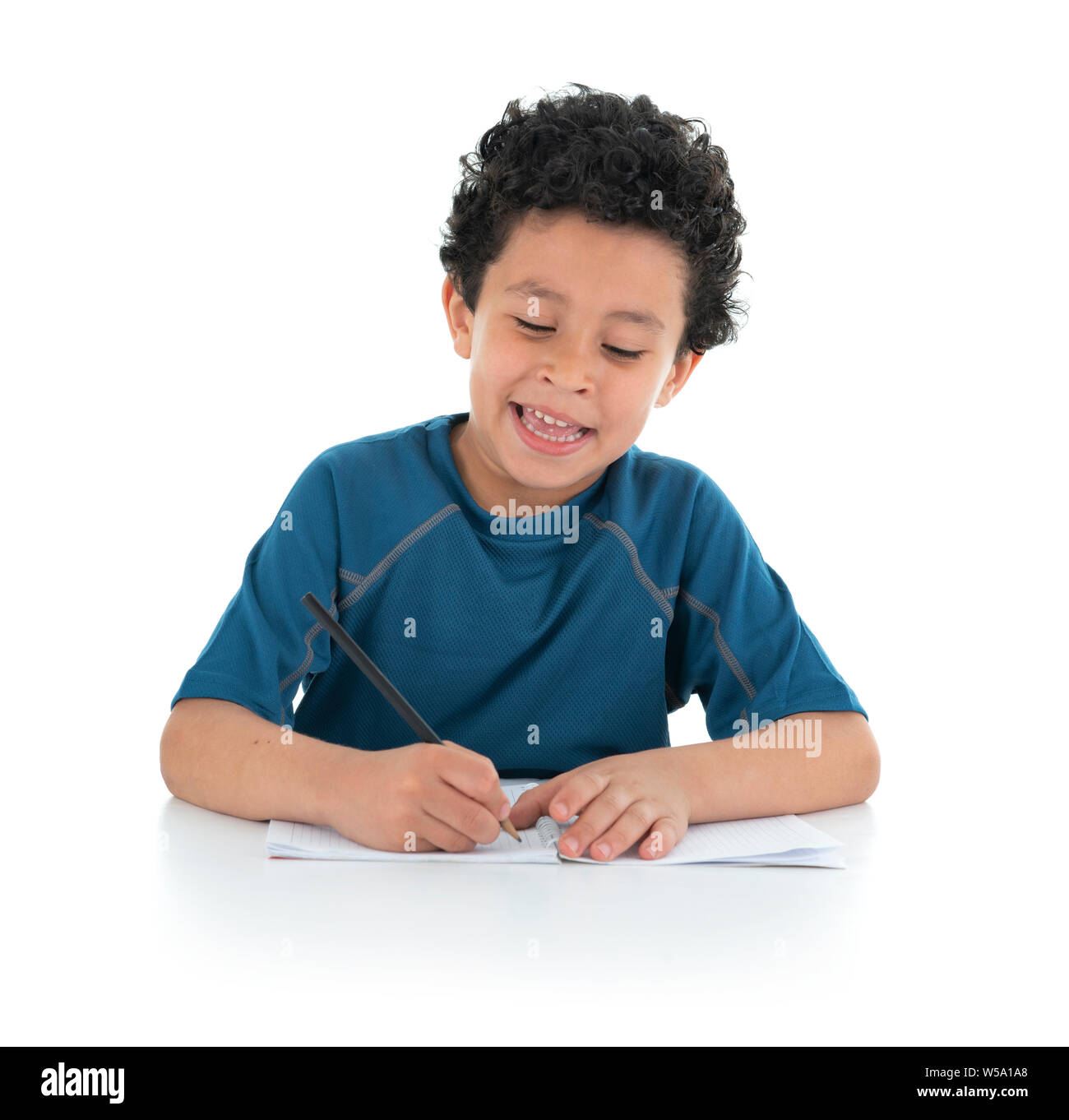 Junge mit lustigen Ausdruck zu studieren und zu Hause arbeiten, Schreiben mit Bleistift, Studio Shot, isoliert auf weißem Hintergrund Stockfoto