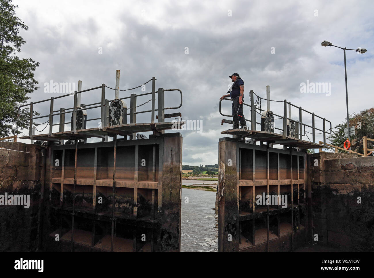 Exeter Canal Cruise, Europas älteste Ship Canal. Die erste Sperre Tor geschlossen Geschlossen Tonne aus dem River Exe. Stuart Linien Kreuzfahrten Stockfoto