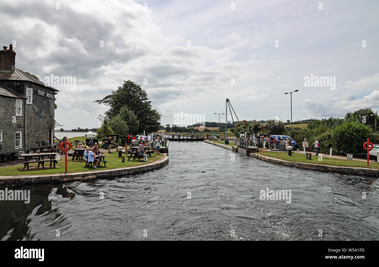 Exeter Canal Cruise, Europas älteste Ship Canal arbeiten. Stuart Linien Kreuzfahrten. Rasen Schloss und Hotel. Stockfoto