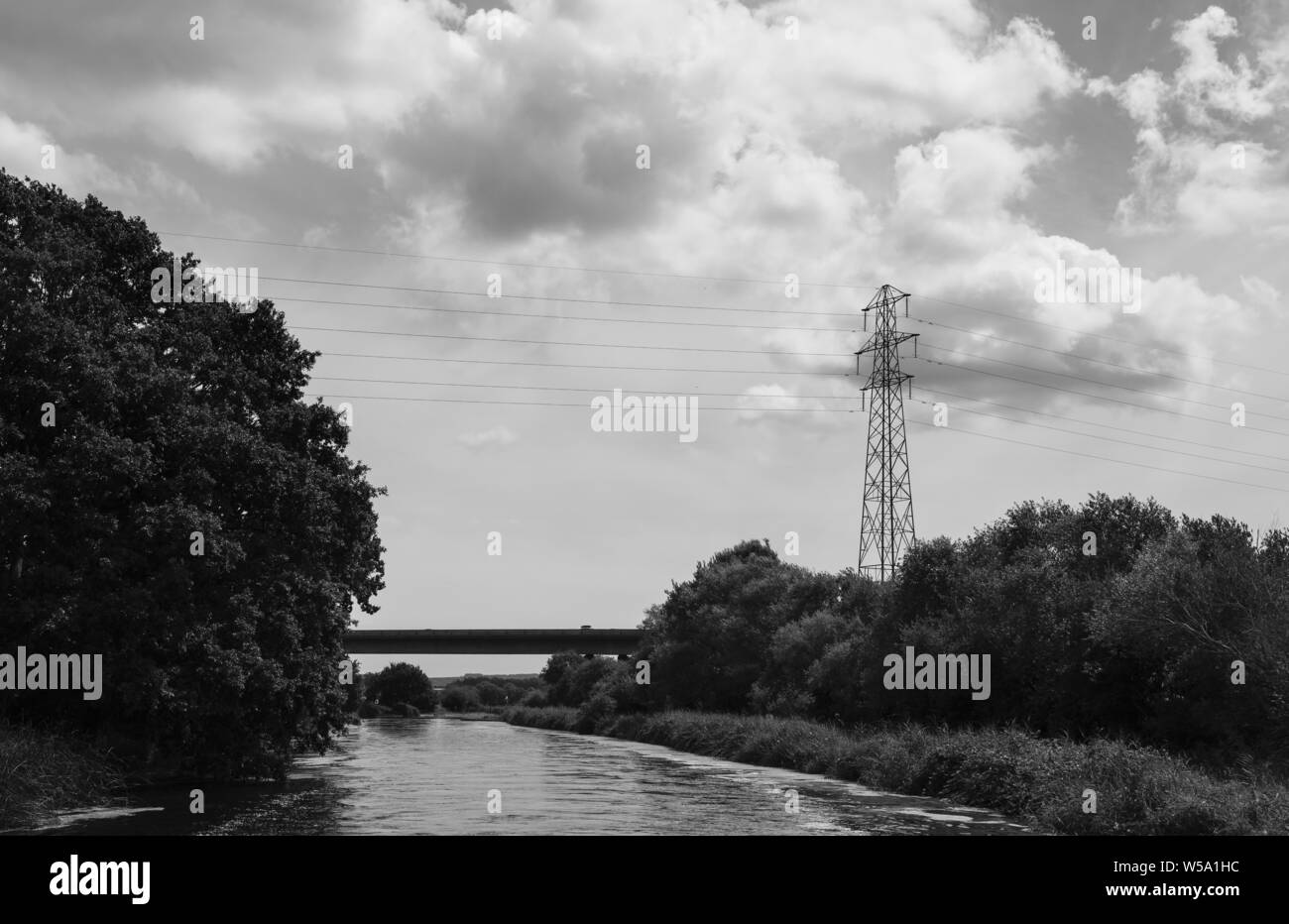 Verkehr auf der Autobahn und Stromkabel kreuz Exeter Canal, Europas älteste Ship Canal. Stuart Linien Kreuzfahrten Stockfoto