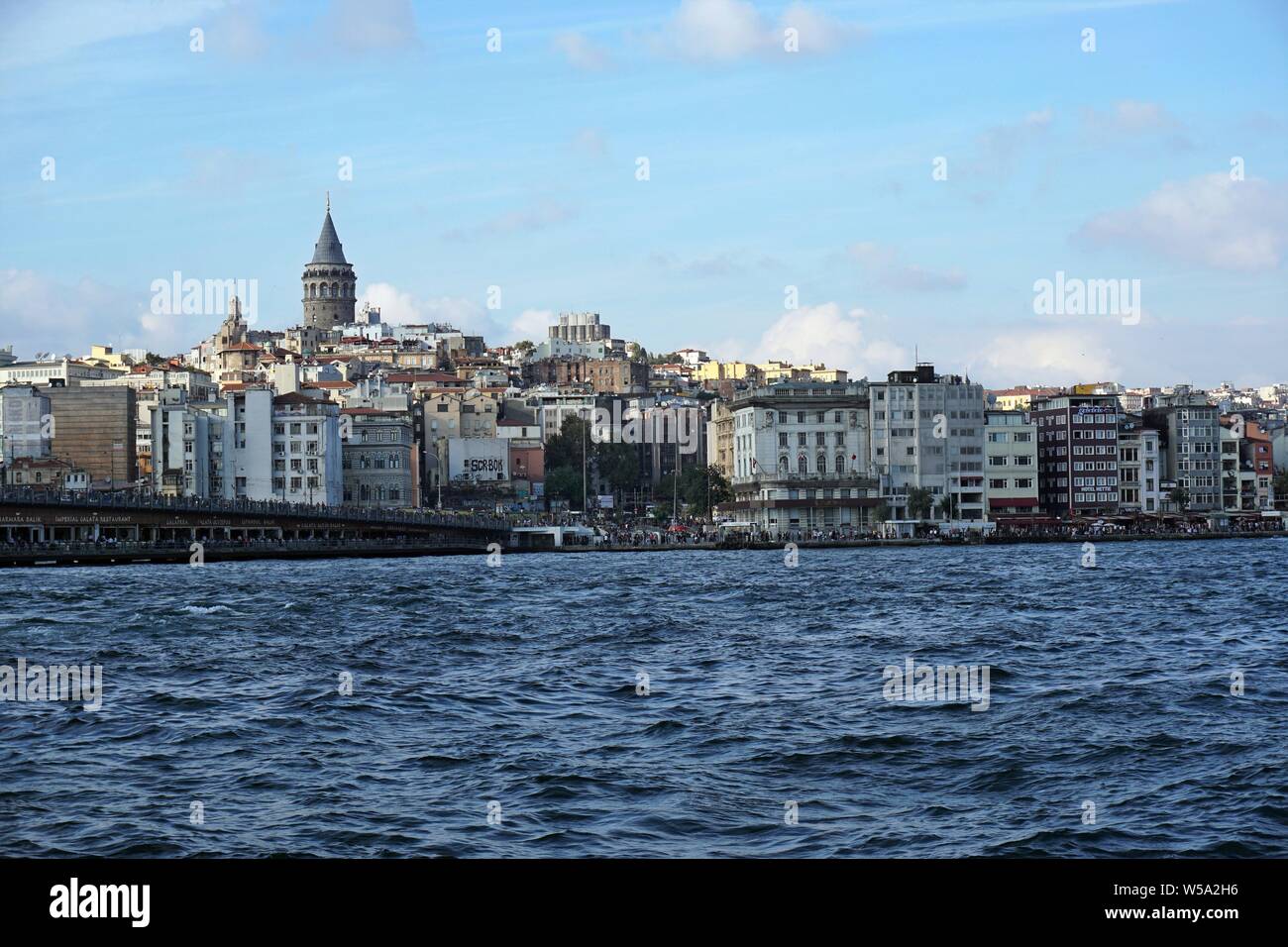 Anzeigen von Galata Brücke und Galata Turm auf dem Bosporus. Istanbul Türkei. Stockfoto