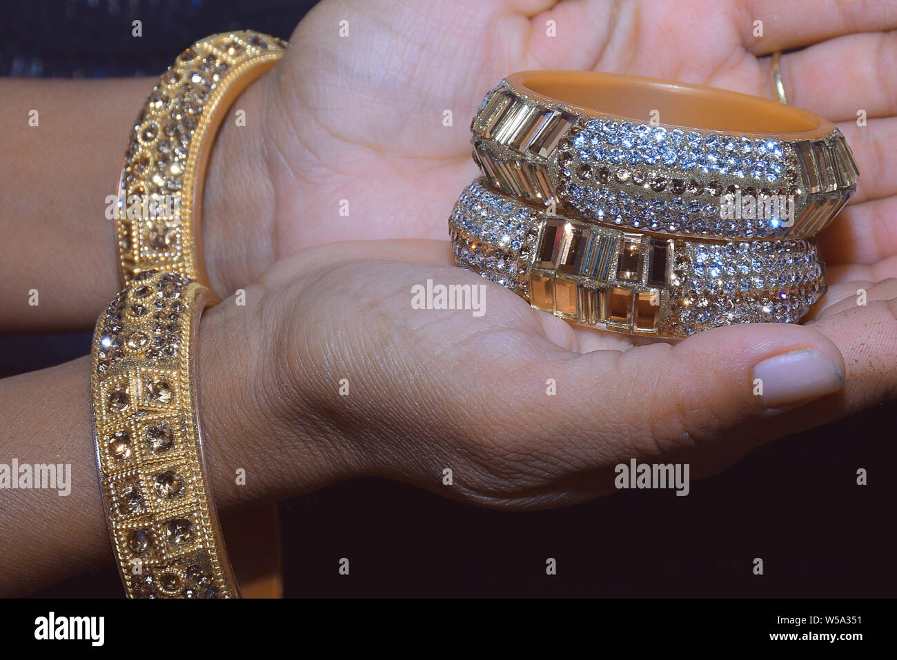 Indische frau Hände halten Hochzeit Armreifen Stockfoto