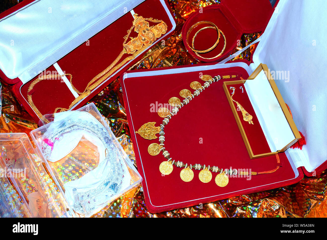 Gold und Silber Schmuck in Farbe geschenkbox Raster Abbildung. Engagement Kreise oder Schmuck dekoriert facettierte Steine Stockfoto