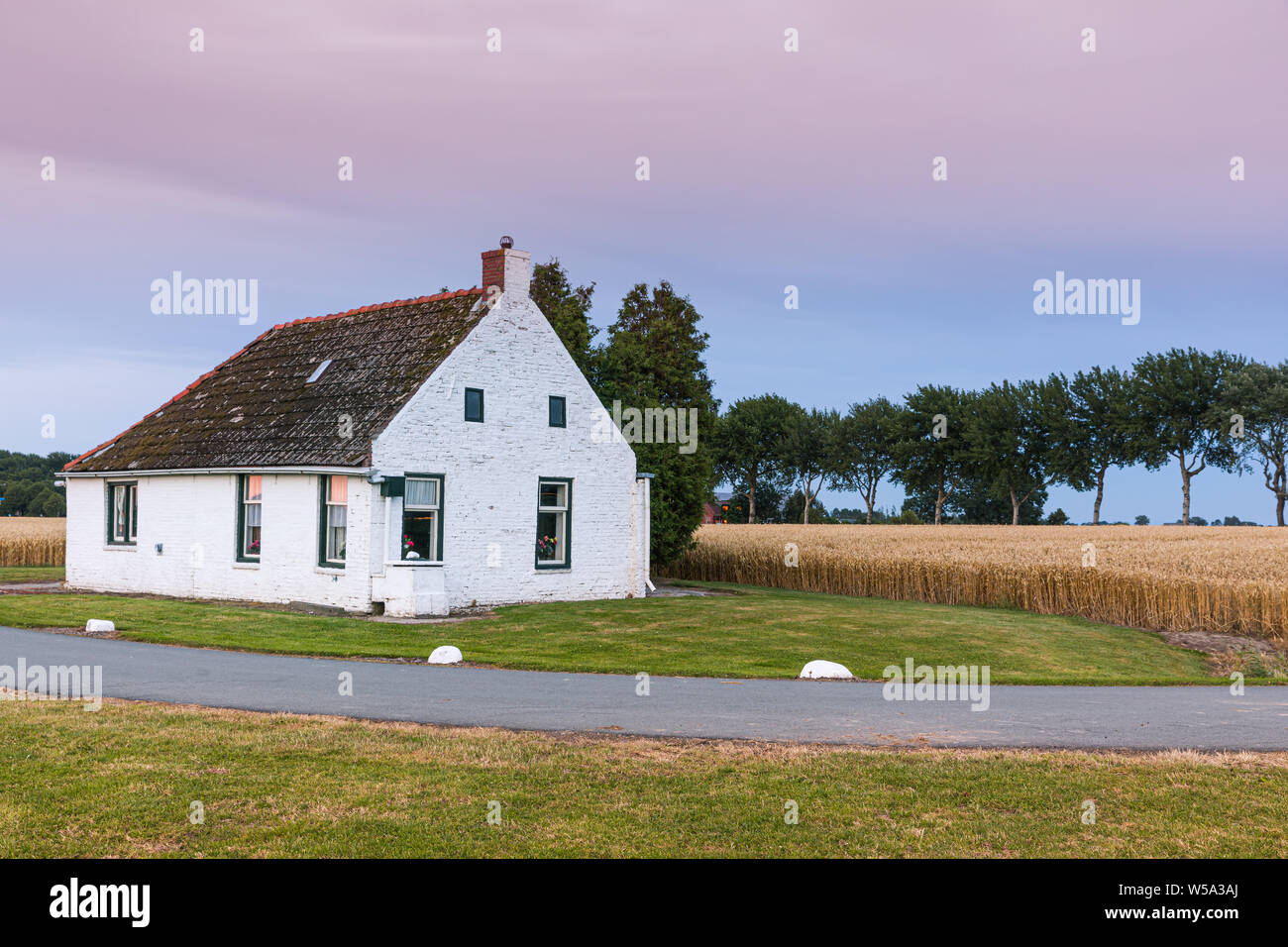 "Brinta huisje". (Brinta Haus) ein Blickfang in der nördlichen Holländischen Landschaft in der Provinz Groningen. Früher, in den 80er Jahren das Ferienhaus ado Stockfoto