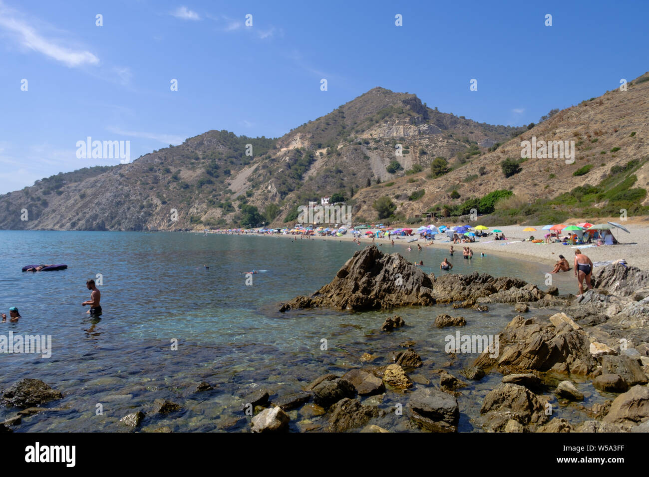 Canuelo Strand in Los Acantilados de Maro-Cerro Gordo Naturpark in der Nähe von Nerja, Malaga, Axarquia, Andalusien, Costa del Sol, Spanien Stockfoto