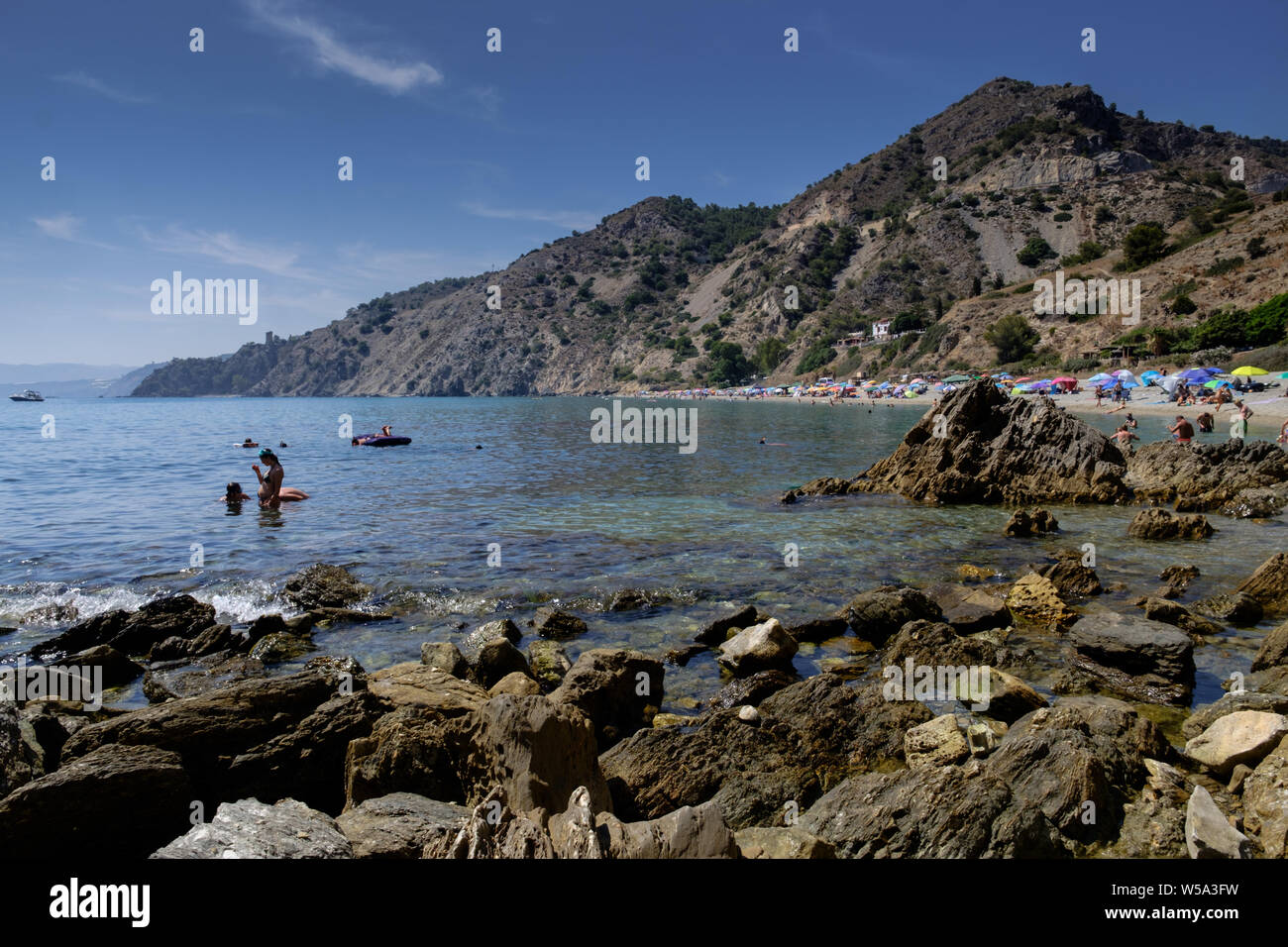 Canuelo Strand in Los Acantilados de Maro-Cerro Gordo Naturpark in der Nähe von Nerja, Malaga, Axarquia, Andalusien, Costa del Sol, Spanien Stockfoto