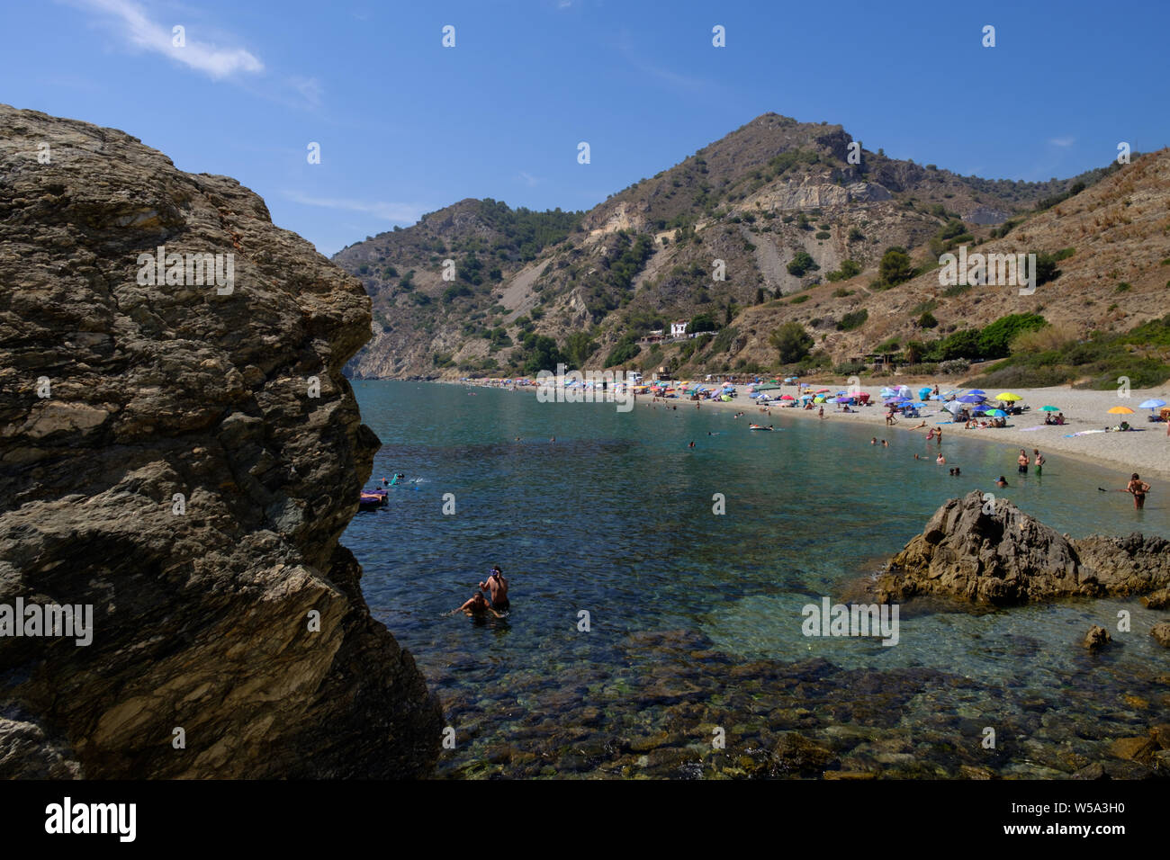 Canuelo Strand in Los Acantilados de Maro-Cerro Gordo Naturpark in der Nähe von Nerja, Malaga, Axarquia, Andalusien, Costa del Sol, Spanien Stockfoto