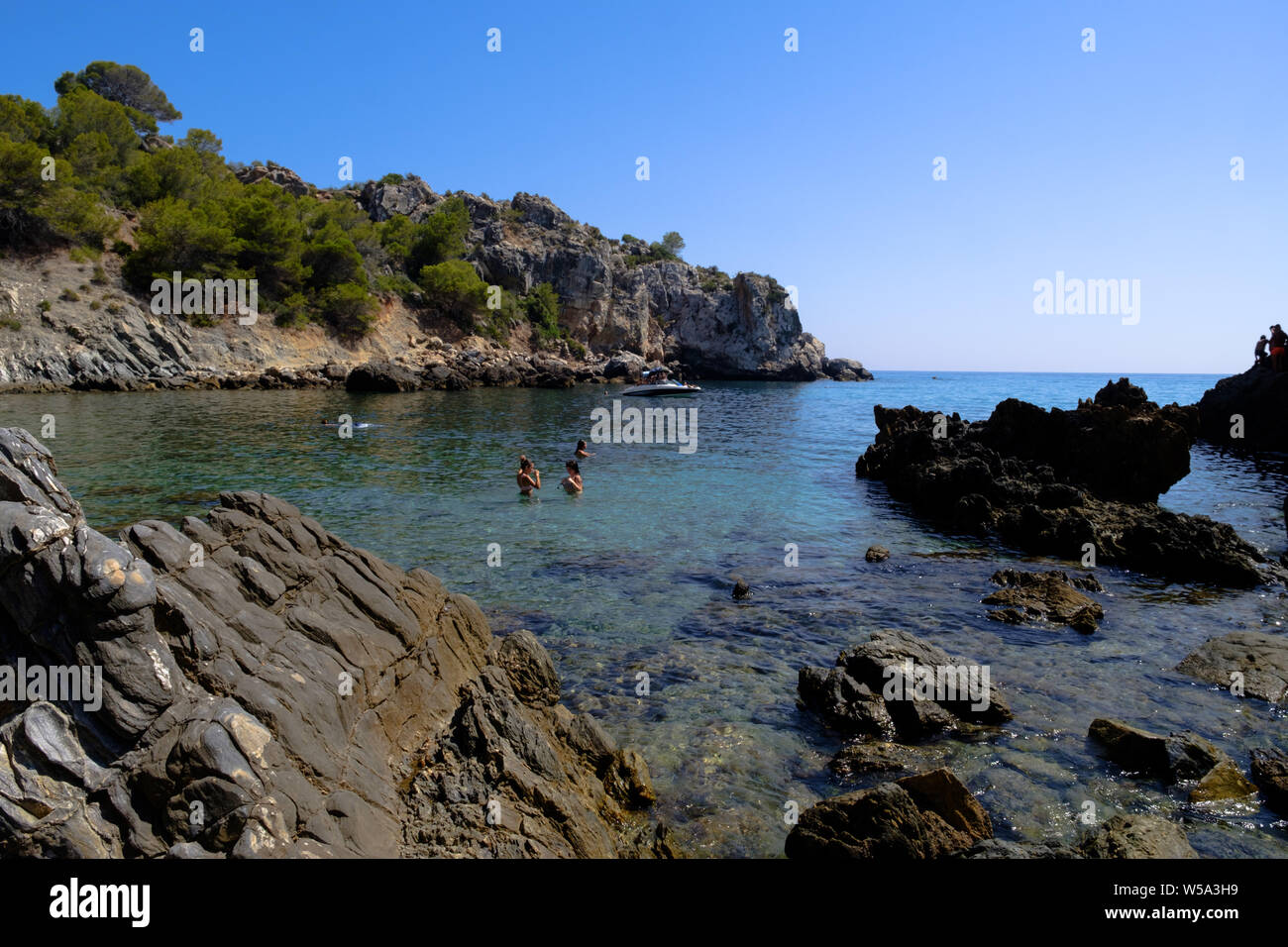 Canuelo Strand in Los Acantilados de Maro-Cerro Gordo Naturpark in der Nähe von Nerja, Malaga, Axarquia, Andalusien, Costa del Sol, Spanien Stockfoto