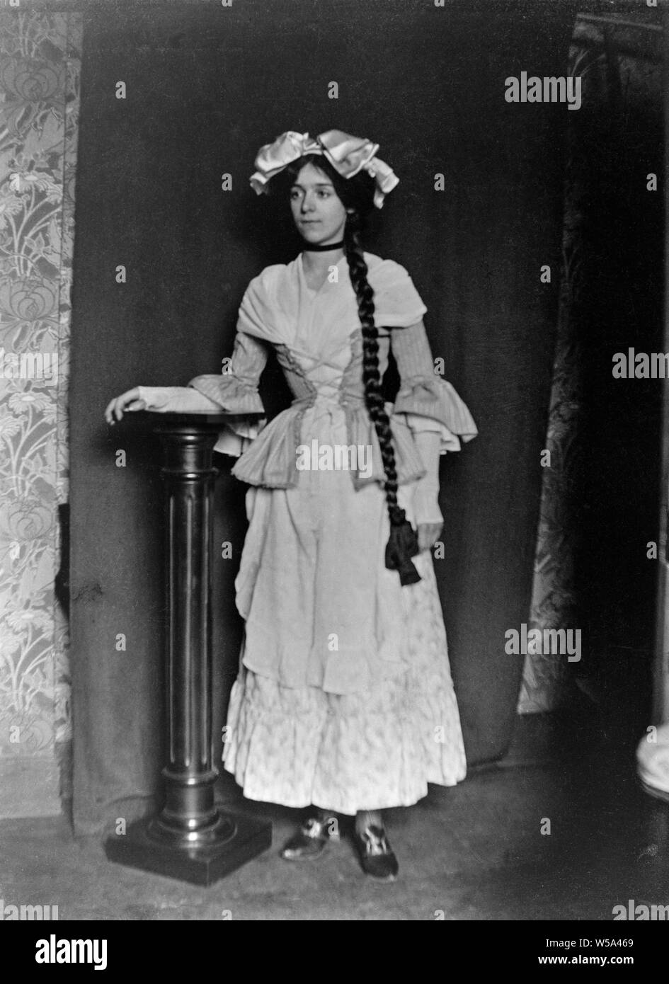 Ein spät-viktorianischen schwarz-weiß Foto, in einem Studio in England gebracht, zeigt eine junge Dame mit sehr langem Haar in einem Zopf gemacht, mit Bändern. Stockfoto