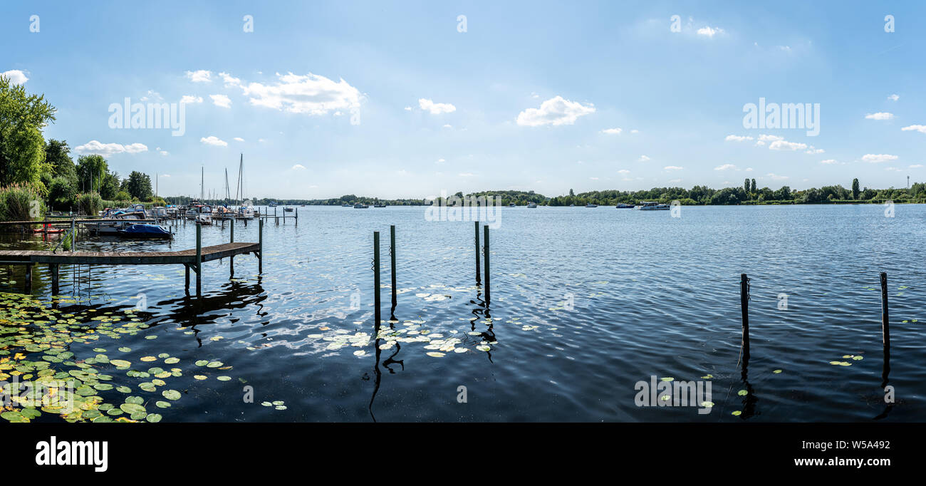 Panorama-aufnahme der Havel in der Nähe von Heiligensee, Berlin am sonnigen Sommertag Stockfoto