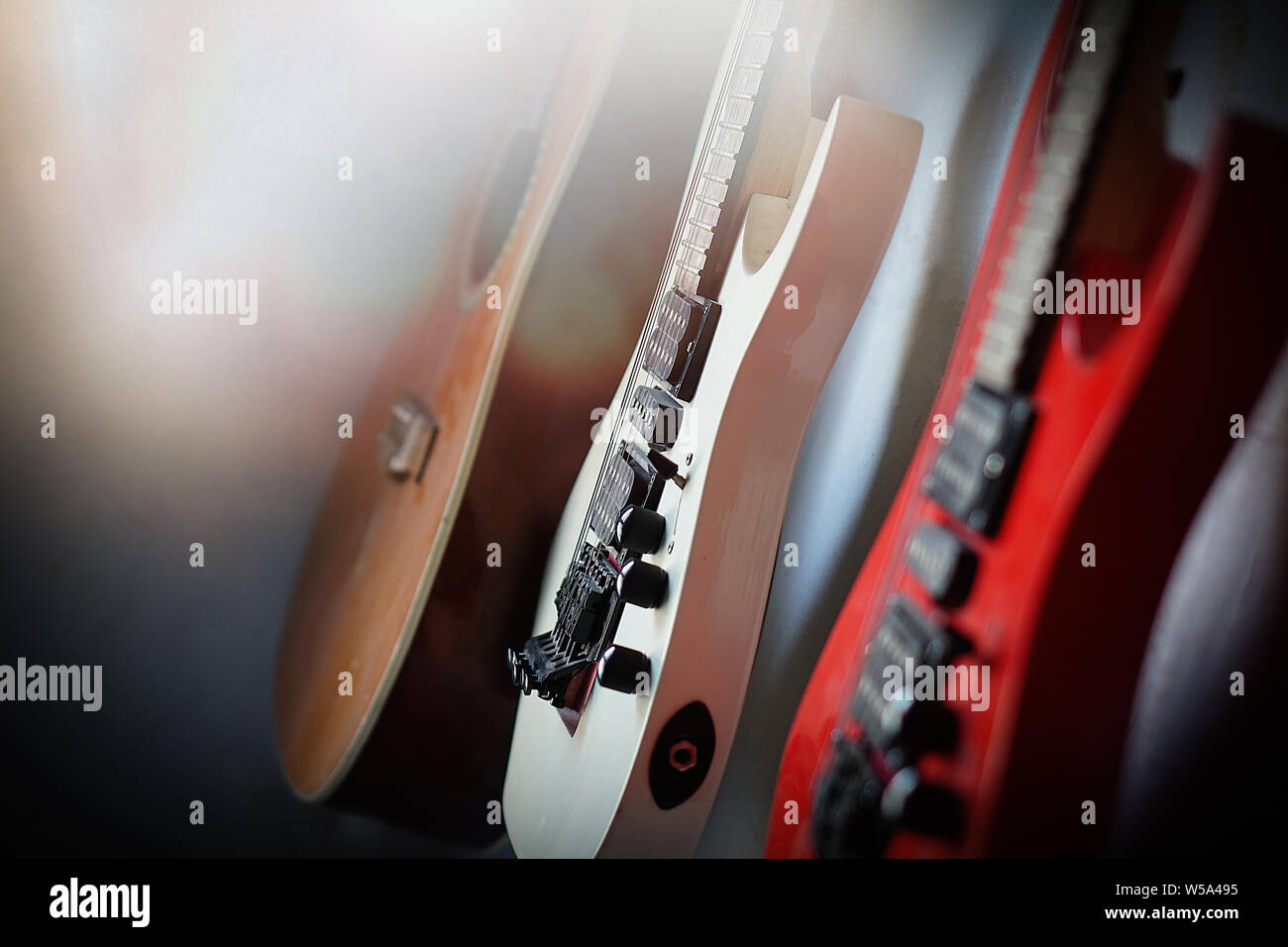 Close-up e-gitarre Sonnenstrahlen musical Karte. Musikalisches Saiteninstrument, eine gute Idee für die Musik. Stockfoto