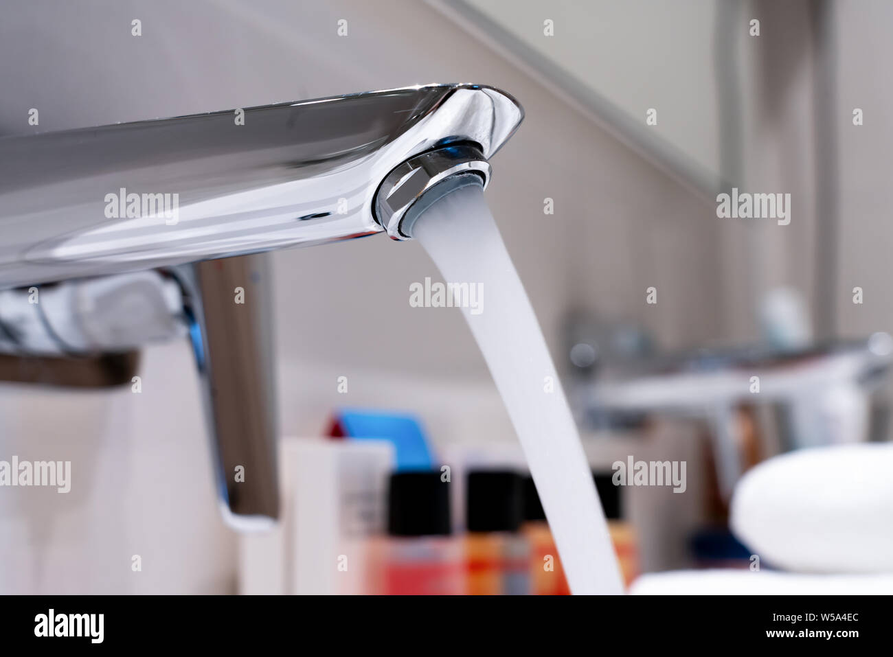 Wasserhahn mit fließendem Wasser, Hand und trinken Glas Stockfoto