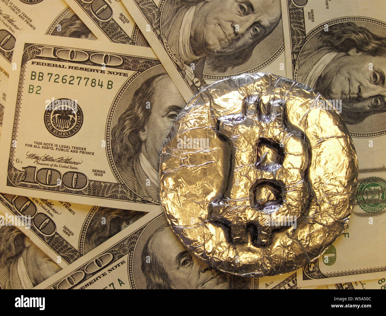 Bitcoin echten metal Münze ist auf hundert Dollar Bills oder Banknoten. Es  bedeutet, einen Preis oder Wert und hohen Wechselkurs von crypto Währung  auf dem Markt Stockfotografie - Alamy