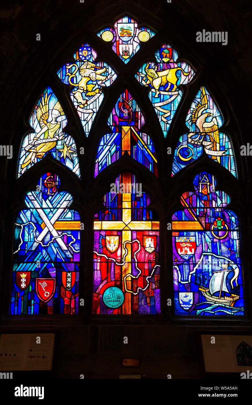 Moderne Glasfenster Stadt Trades - Kirche des Heiligen unhöflich, Altstadt von Stirling, Schottland, Großbritannien Stockfoto