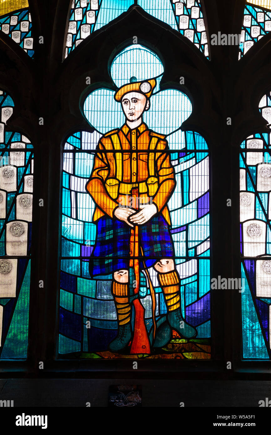 Vom Fenster aus buntem Glas Detail Gedenken an Soldaten, die im Ersten Weltkrieg gefallen sind - Kirche des Heiligen unhöflich, Altstadt von Stirling, Schottland, Großbritannien Stockfoto
