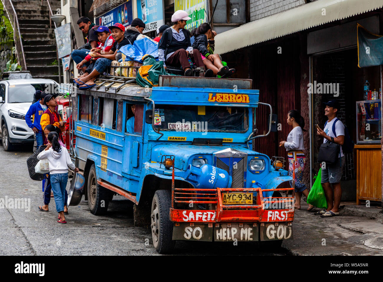 Die Menschen warten auf einen Jeepney Bus Abzuweichen, Banaue, Luzon, Philippinen Stockfoto Die Menschen warten auf einen Jeepney Bus Abzuweichen, Banaue, Luzon, Philippinen Stockfoto