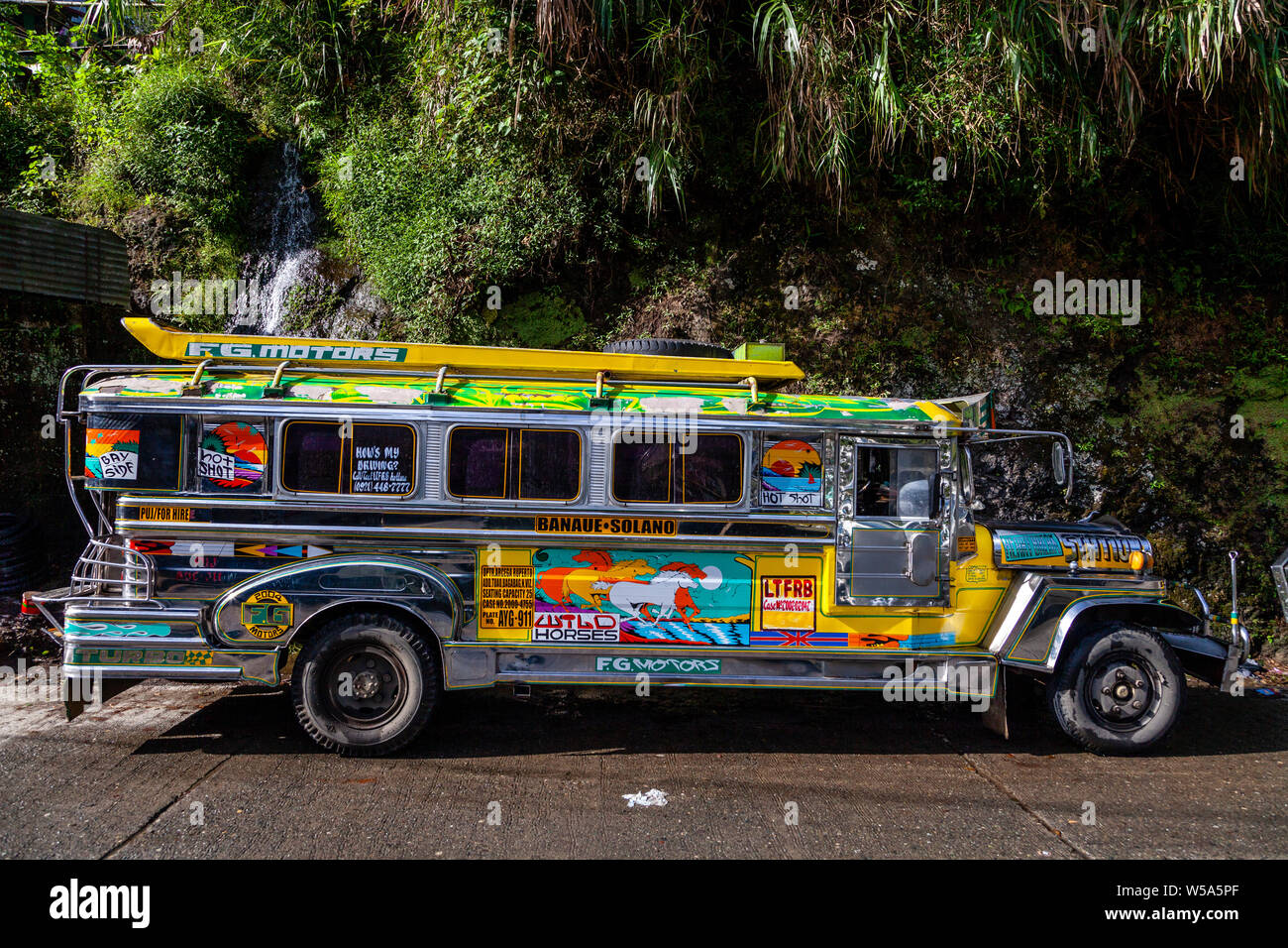 Eine bunte Jeepney Bus wartet, Fahrgäste, Banaue, Luzon, Philippinen Stockfoto Eine bunte Jeepney Bus wartet, Fahrgäste, Banaue, Luzon, Philippinen Stockfoto