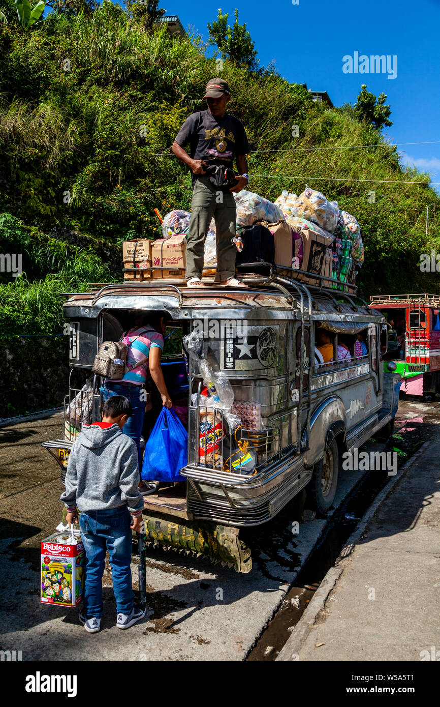 Die Menschen vor Ort ein Jeepney, Bus, Banaue, Luzon, Philippinen Stockfoto
