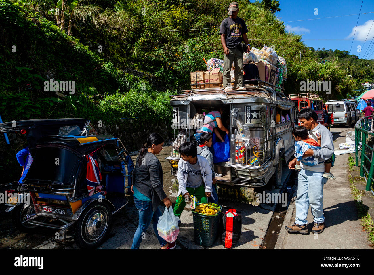 Die Menschen vor Ort ein Jeepney, Bus, Banaue, Luzon, Philippinen Stockfoto