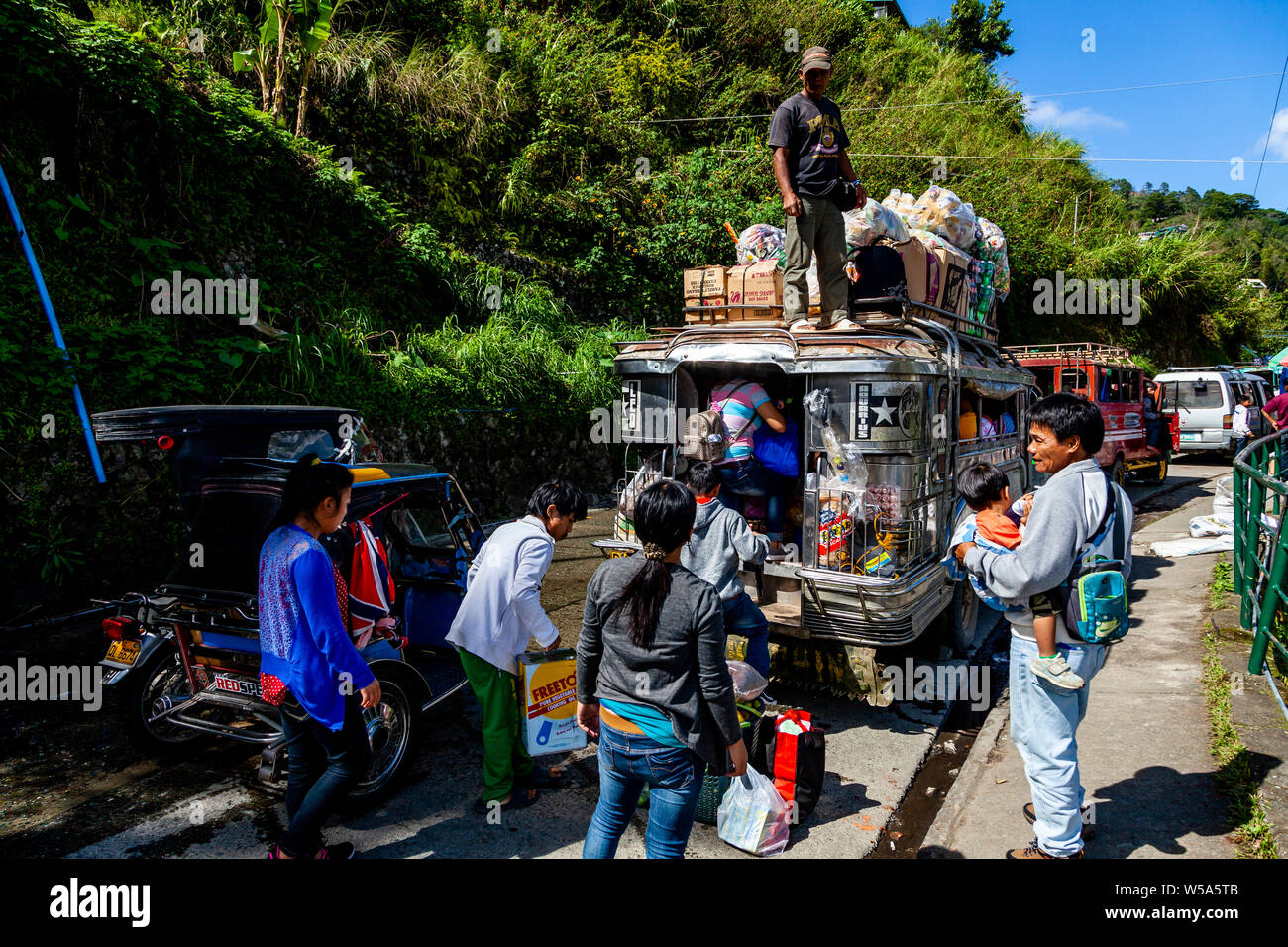 Die Menschen vor Ort ein Jeepney, Bus, Banaue, Luzon, Philippinen Stockfoto