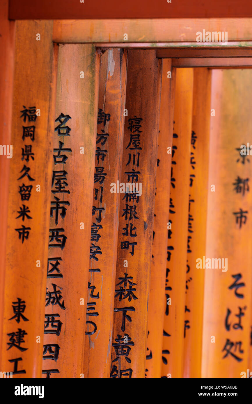 Zinnoberrot torii Gates im Fushimi Inari Schrein in Kyoto, Japan. Der Kopf Heiligtum des Gottes Inari in Kyoto, den Fushimi Inari Taisha Shrine entfernt Stockfoto