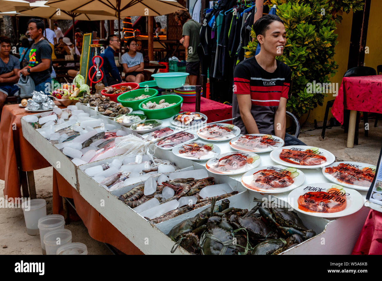 Frische Meeresfrüchte und Fleischgerichte angezeigt Außerhalb ein Restaurant am Strand, am Alona Beach, Bohol, Philippinen Stockfoto