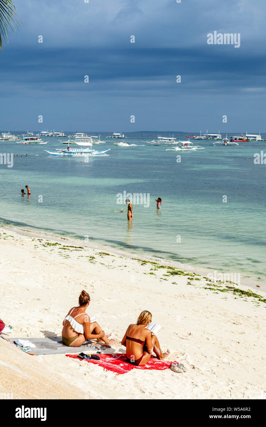 Junge Menschen beim Sonnenbaden auf Alona Beach, Bohol, Philippinen Stockfoto