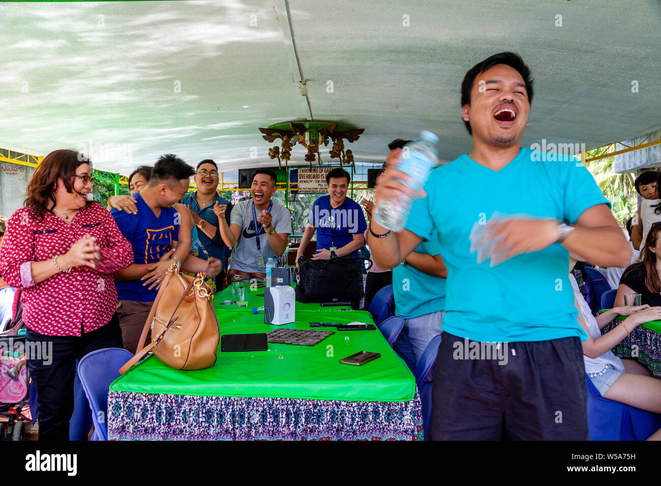 Filipino Touristen auf dem Loboc River Cruise, Loboc, Bohol, Philippinen Stockfoto