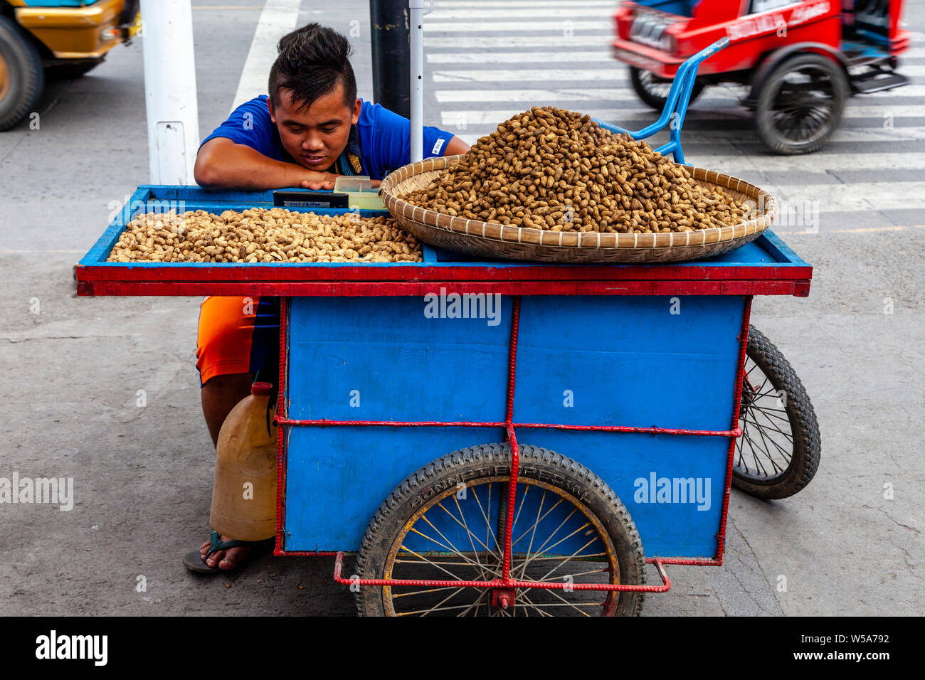 Ein junger Mann, den Verkauf von Erdnüssen, Tagbilaran City, Bohol, Philippinen Stockfoto