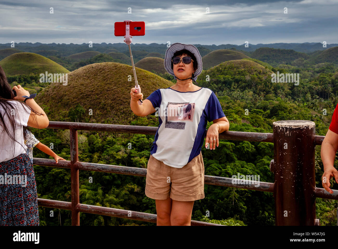 Eine asiatische Frau, eine selfie an der Chocolate Hills Aussichtsplattform, Carmen, Bohol, Philippinen Stockfoto