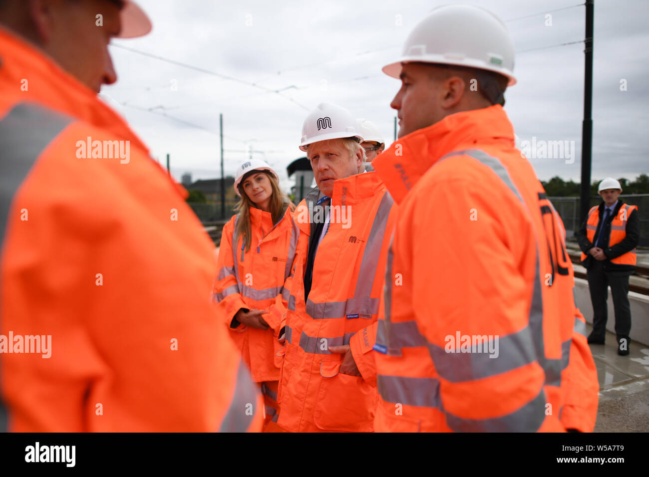 Premierminister Boris Johnson (Mitte) trifft Absolventen auf dem Gelände einer Unter-bau Fahrgasse in Stretford, Greater Manchester, bevor Sie eine Rede auf nationalen Prioritäten. Stockfoto